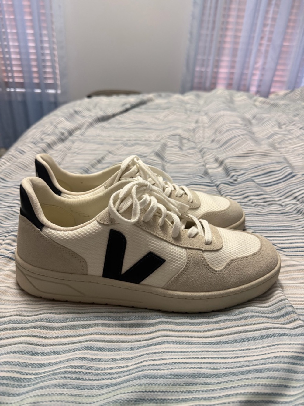 VEJA V-90 Leather / white / black